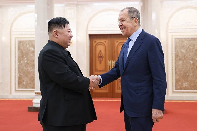 Министр иностранных дел РФ Сергей Лавров и лидер КНДР Ким Чен Ын в Пхеньяне