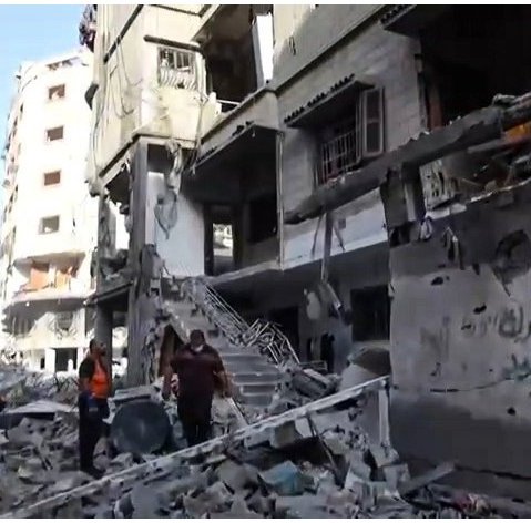 Последствия израильских ударов на улице Машталь в Газе
