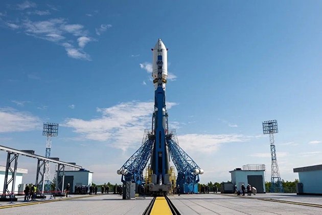 Ракета "Союз-2.1а" с первым радиолокационным спутником "Кондор-ФКА" вывезена на стартовый комплекс Восточного