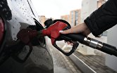 Автомобиль заправляется на заправочной станции