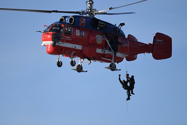 Подъем людей из водоема с помощью вертолета Ка-32 Подъем людей из водоема с помощью вертолета Ка-32