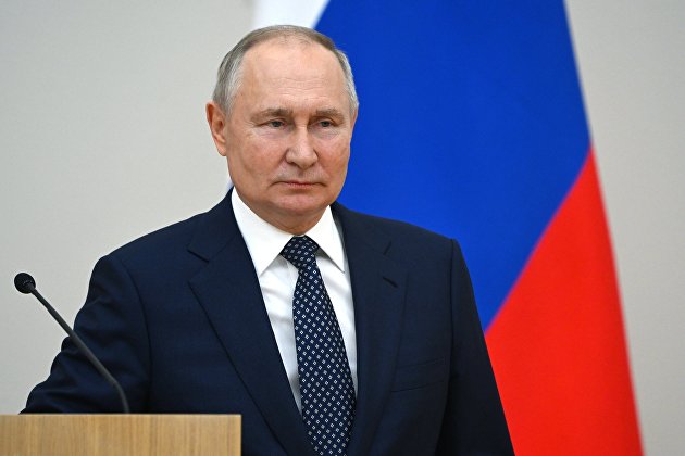Президент РФ В. Путин вручил госнаграды представителям избирательных комиссий РФ