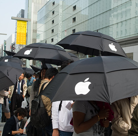 Люди стоят в очереди у Apple Store в Токио