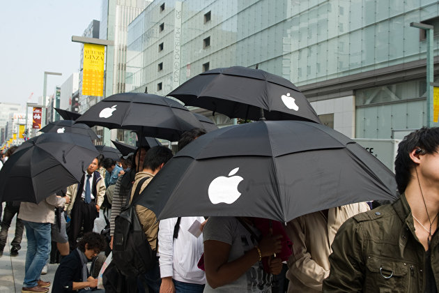 Люди стоят в очереди у Apple Store в Токио