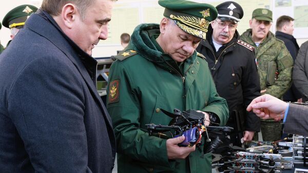 Министр обороны России Сергей Шойгу во время посещения предприятия оборонно-промышленного комплекса в Тульской области