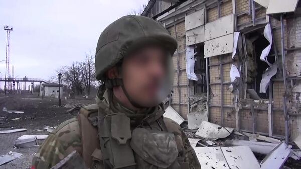 Военнослужащие ВС РФ осматривают покинутые позиции ВСУ в Авдеевке