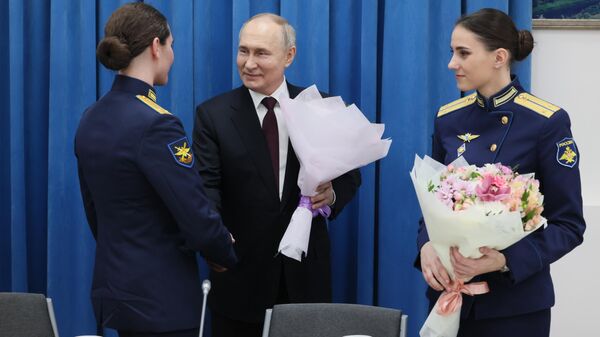 Президент РФ Владимир Путин вручает цветы выпускницам Краснодарского высшего военного авиационного училища
