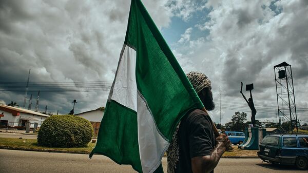 Мужчина с флагом Нигерии