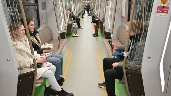 Пассажиры в вагоне метро
