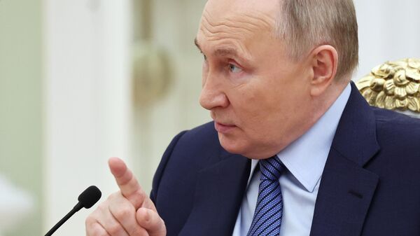 Президент РФ В. Путин на встрече с победителями конкурса управленцев Лидеры России