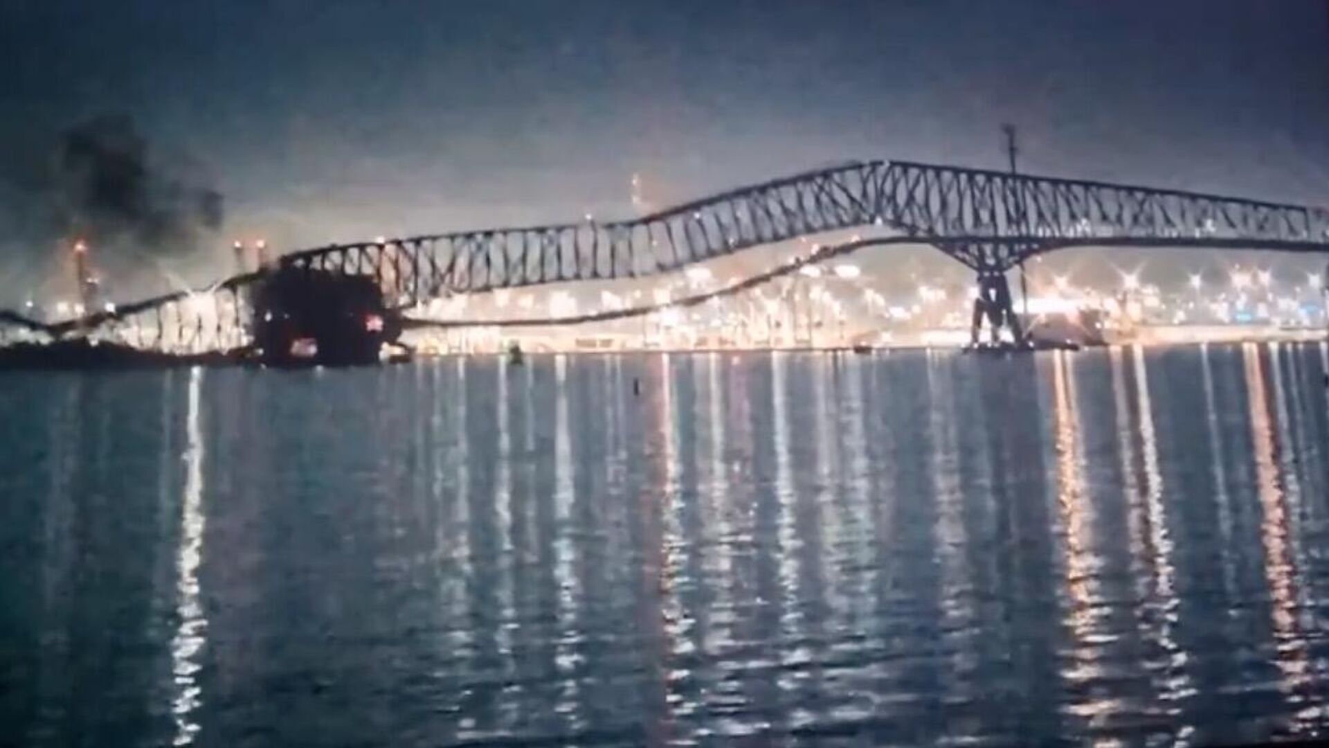 Обрушение моста в американском штате Мэриленд после того, как в него врезалось судно - ПРАЙМ, 1920, 26.03.2024