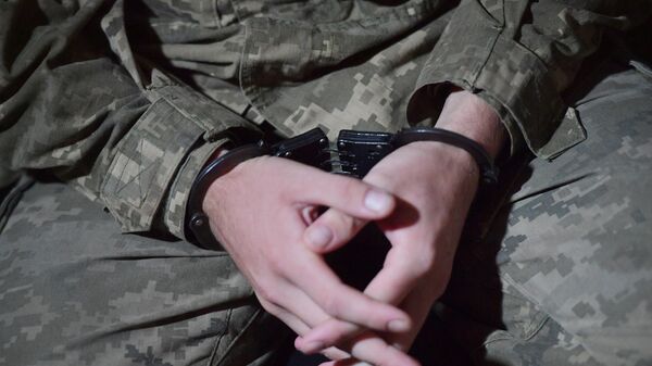 Наручники на руках украинского военнопленного в Запорожской области