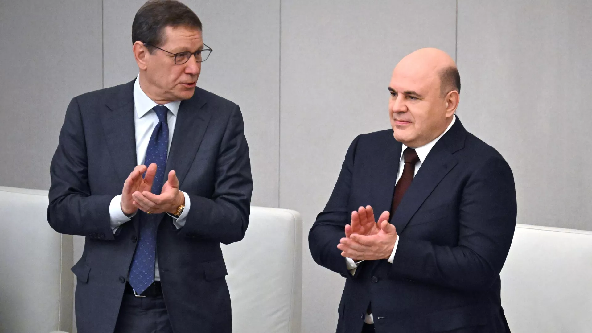 Михаил Мишустин и первый заместитель председателя Государственной Думы РФ Александр Жуков на заседании в Государственной Думе РФ - ПРАЙМ, 1920, 03.04.2024