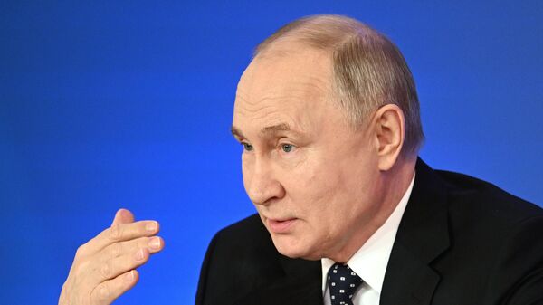 Президент Владимир Путин во время съезда Федерации независимых профсоюзов России