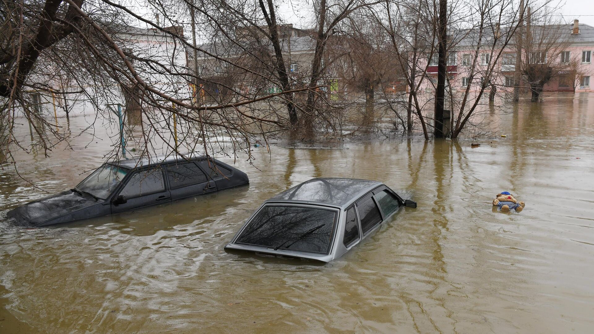Затопленная из-за прорыва дамбы улица в Орске - ПРАЙМ, 1920, 11.04.2024