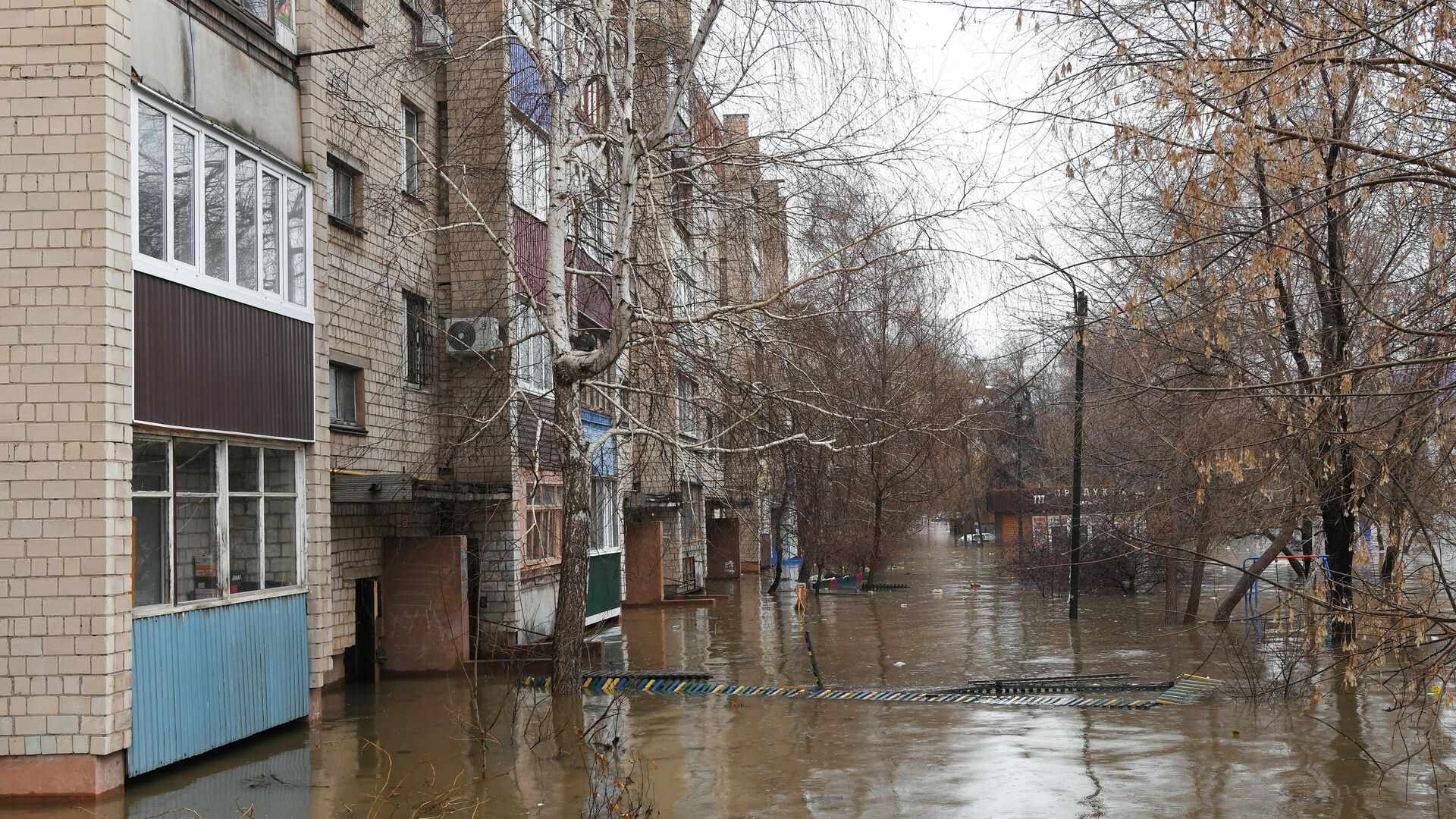 Затопленная из-за прорыва дамбы улица в Орске - ПРАЙМ, 1920, 10.04.2024