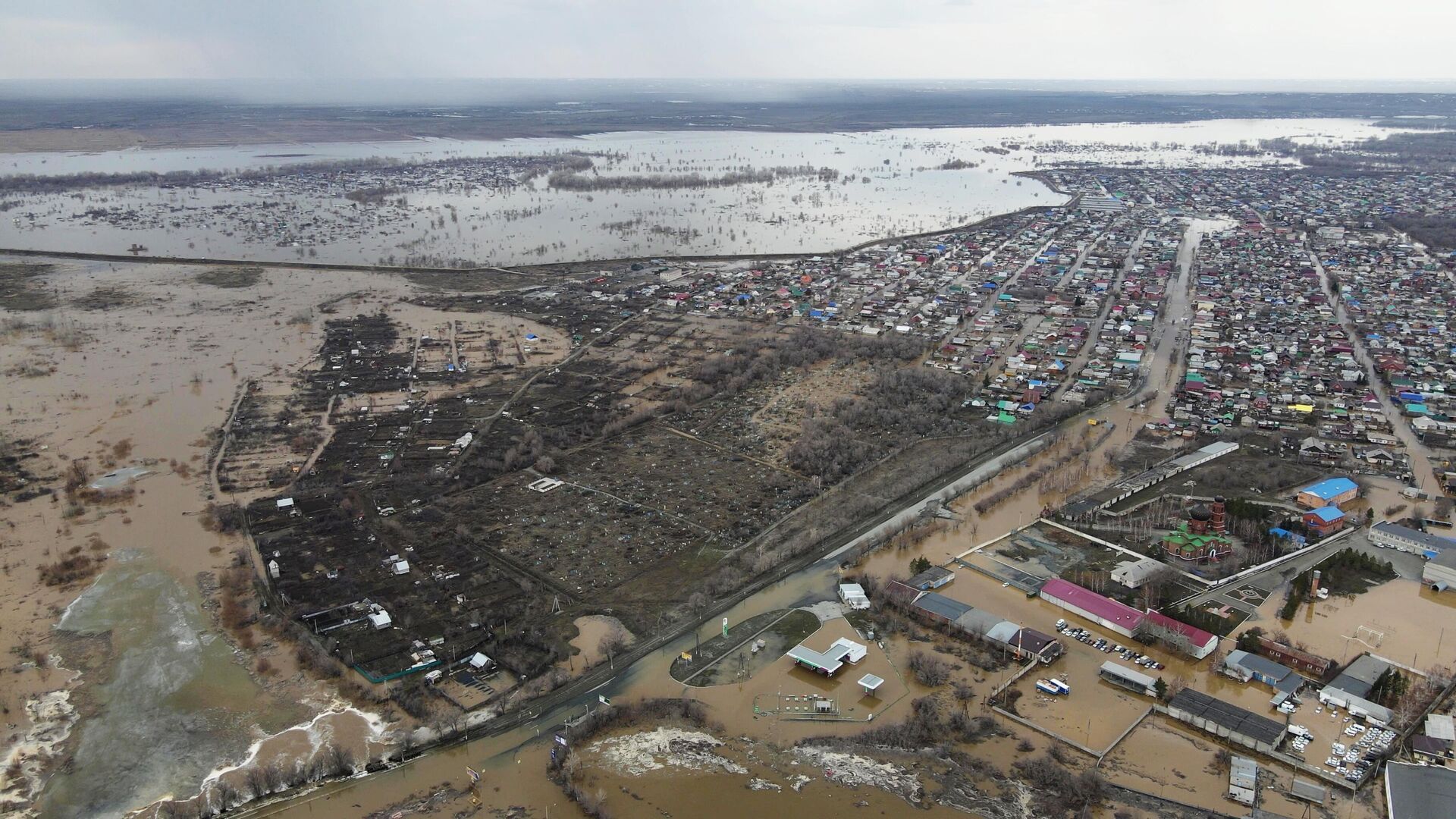 Город Орск, частично подтопленный после прорыва дамбы - ПРАЙМ, 1920, 08.04.2024