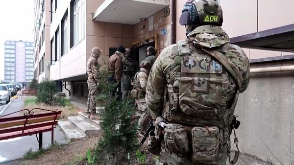 Сотрудники ФСБ России задерживают подозреваемых в подготовке теракта в Республике Дагестан.