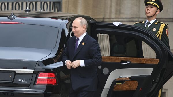 Президент России Владимир Путин перед церемонией официальной встречи с председателем КНР Си Цзиньпином