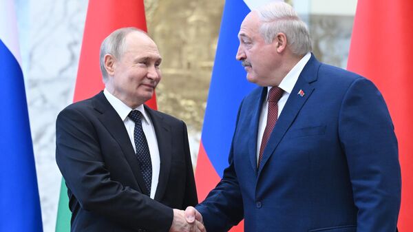 Президент РФ Владимир Путин и президент Белоруссии Александр Лукашенко на церемонии официальной встречи в Минске
