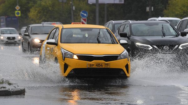 Такси во время ливня в Москве