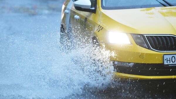 Такси во время сильного дождя в Москве