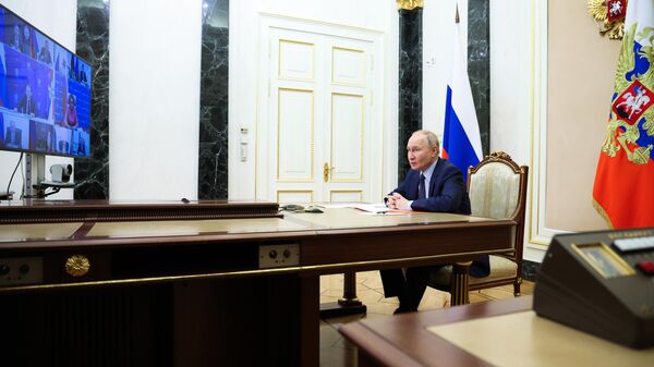 Президент РФ Владимир Путин в режиме видеоконференции проводит совещание с постоянными членами Совета безопасности РФ