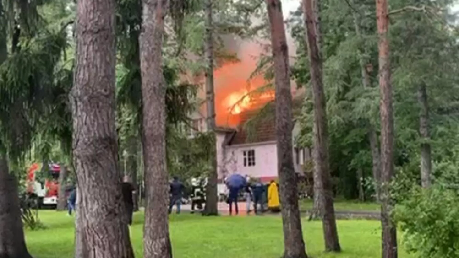 Пожар на крыше  здания Детского посольства на ВДНХ. Скриншот видео - ПРАЙМ, 1920, 06.06.2024