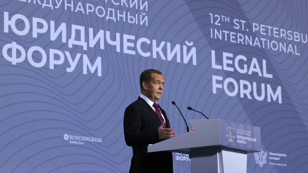 Россия не собирается нападать на Запад, заявил Медведев
