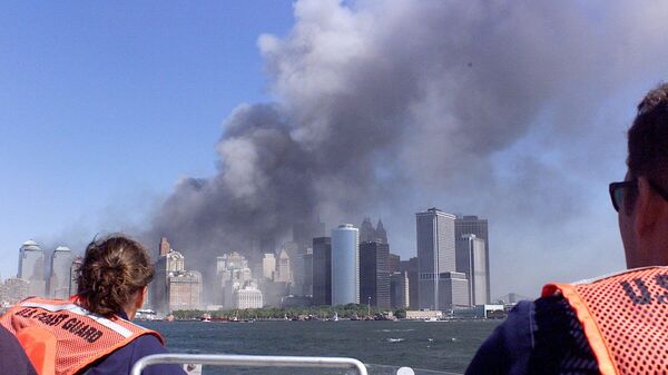 Рушащийся Всемирный Торговый Центр в Нью-Йорке после теракта 11 сентября 2001 года