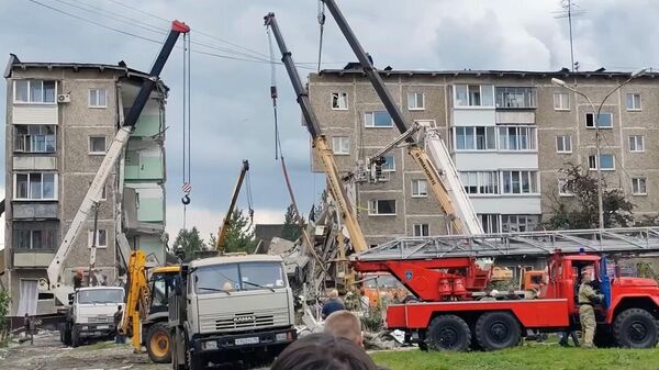 Сотрудники МЧС разбирают завалы на месте взрыва газа в жилом пятиэтажном доме в Нижним Тагиле