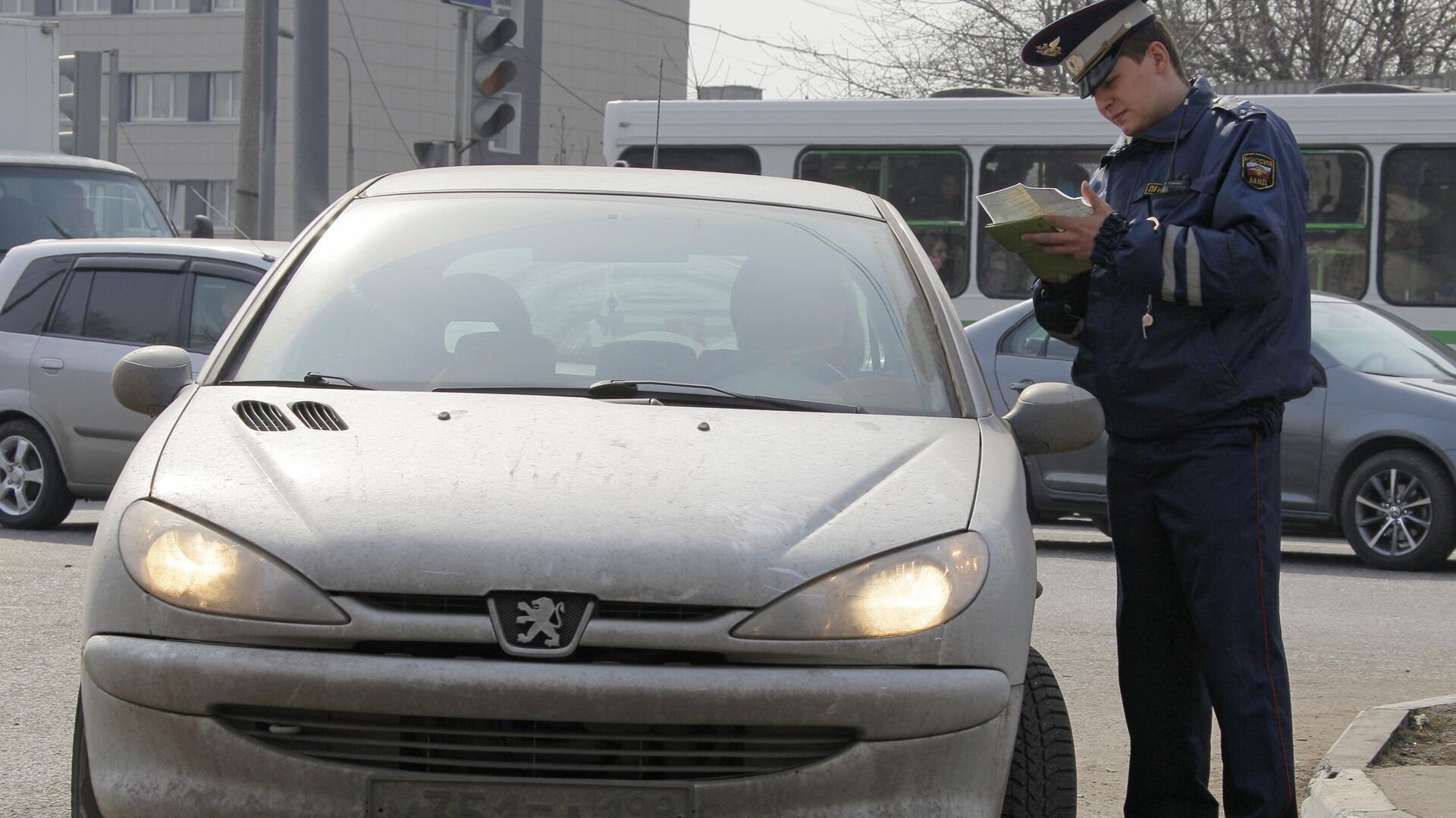 Сотрудники ГИБДД задерживают грязные автомобили на посту ДПС. Архивное фото - ПРАЙМ, 1920, 01.08.2024