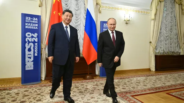 Президент РФ Владимир Путин и председатель КНР Си Цзиньпин во время встречи в рамках XVI саммита БРИКС
