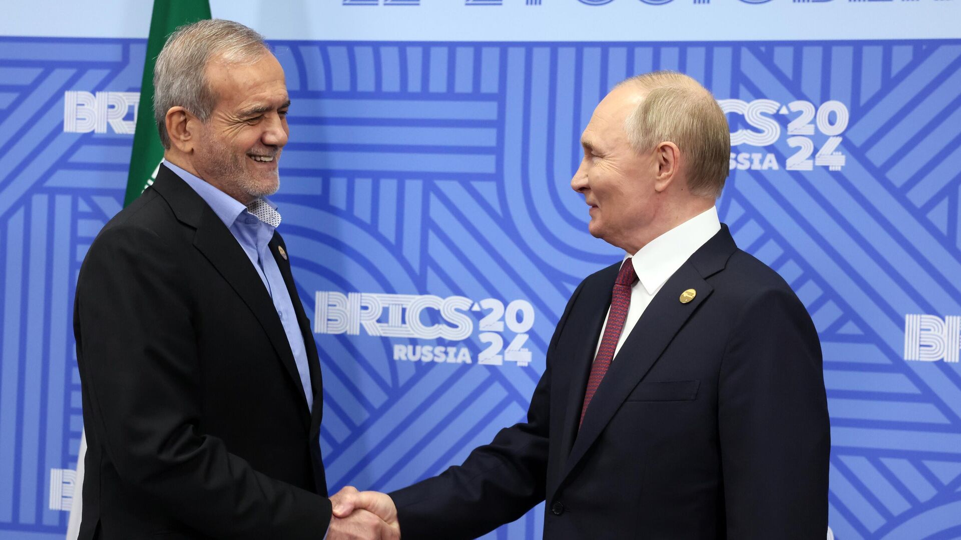 Президент РФ Владимир Путин и Масуд Пезешкиан во время встречи в рамках XVI саммита БРИКС в Казани - ПРАЙМ, 1920, 14.01.2025