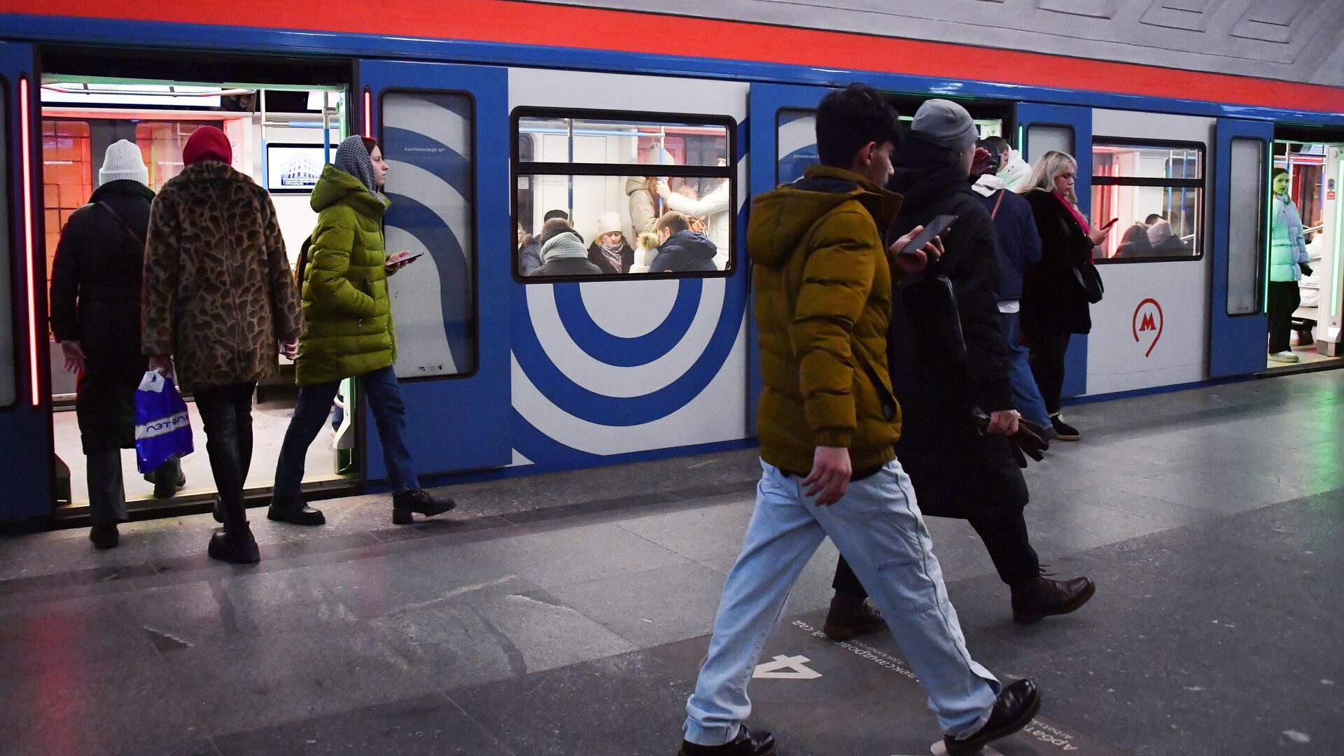 Пассажиры Московского метро - ПРАЙМ, 1920, 30.10.2025