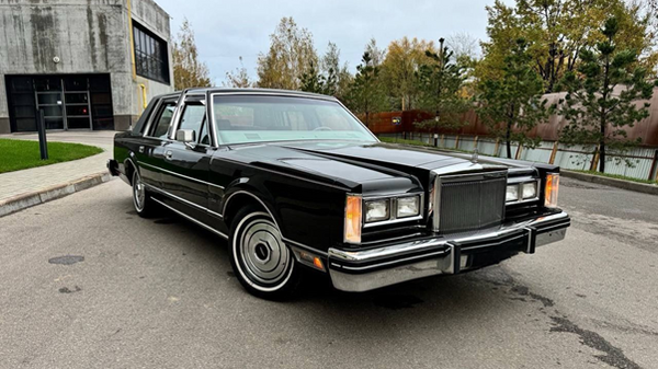 Lincoln Town Car 