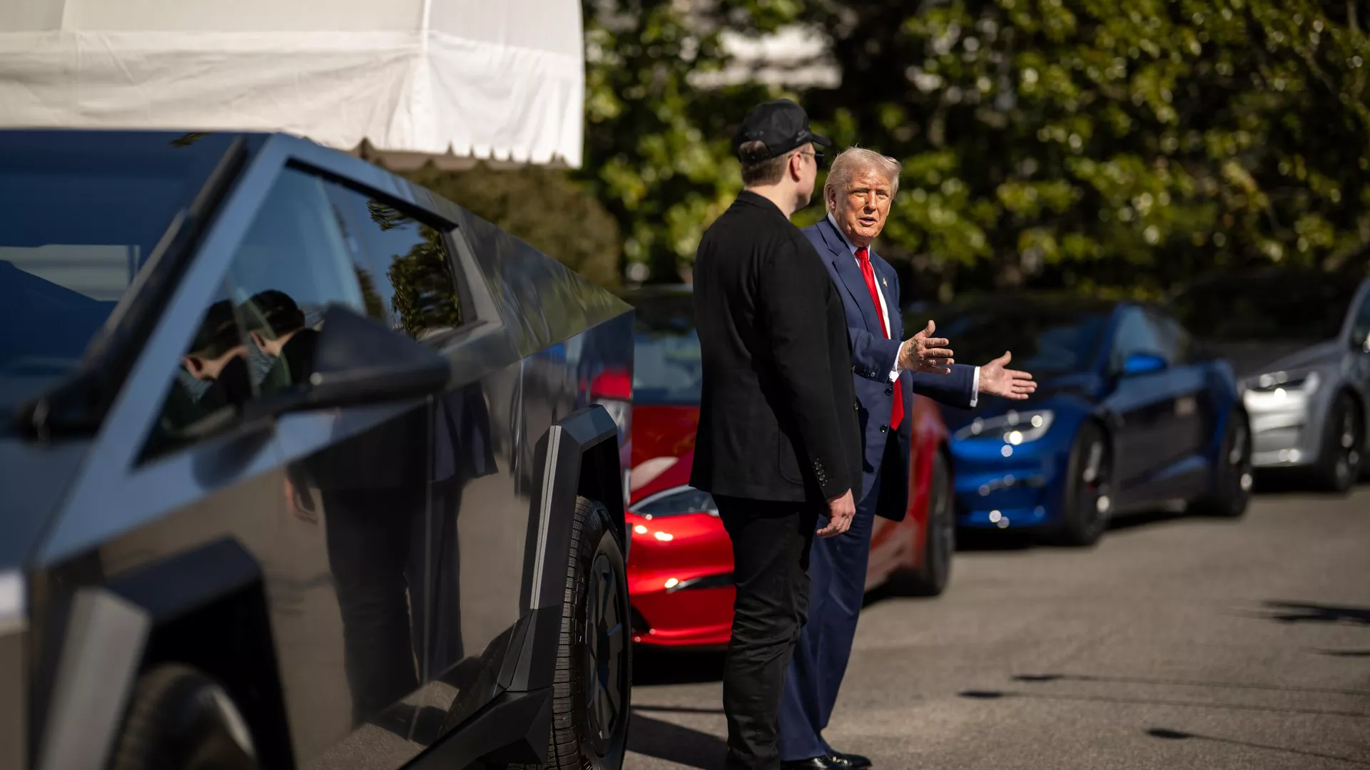 Президент США Дональд Трамп и Элон Маск рядом с новой моделью Tesla у Белого дома США - ПРАЙМ, 1920, 09.06.2025