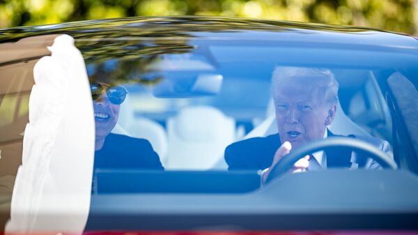 Президент США Дональд Трамп и Элон Маск в новой модели Tesla у Белого дома США