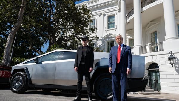 Президент США Дональд Трамп и Элон Маск рядом с новой моделью Tesla у Белого дома США