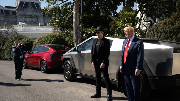 Президент США Дональд Трамп и Элон Маск рядом с новой моделью Tesla у Белого дома США