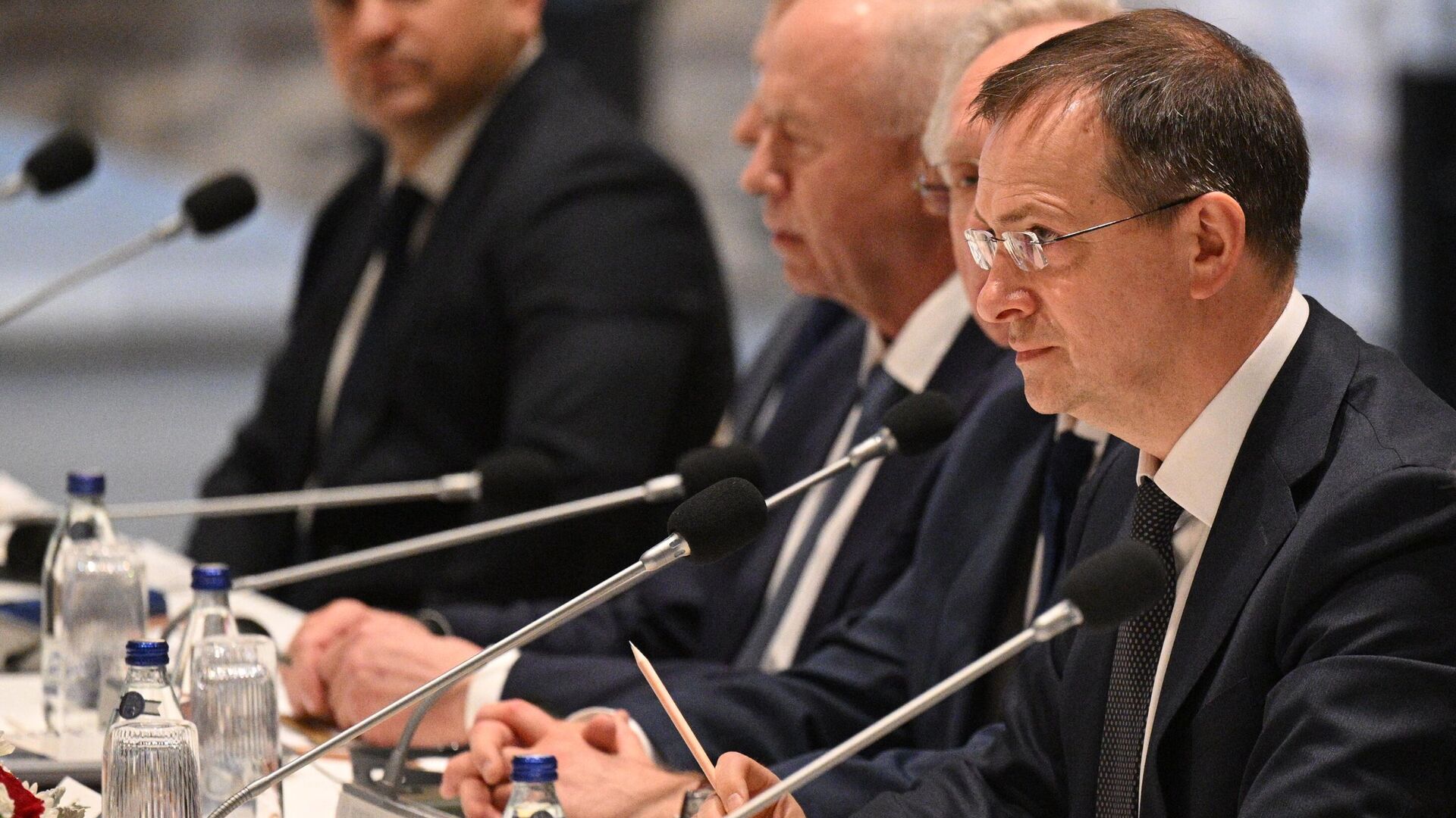 Помощник президента РФ Владимир Мединский на переговорах между делегациями России и Украины в Стамбуле - ПРАЙМ, 1920, 16.05.2025