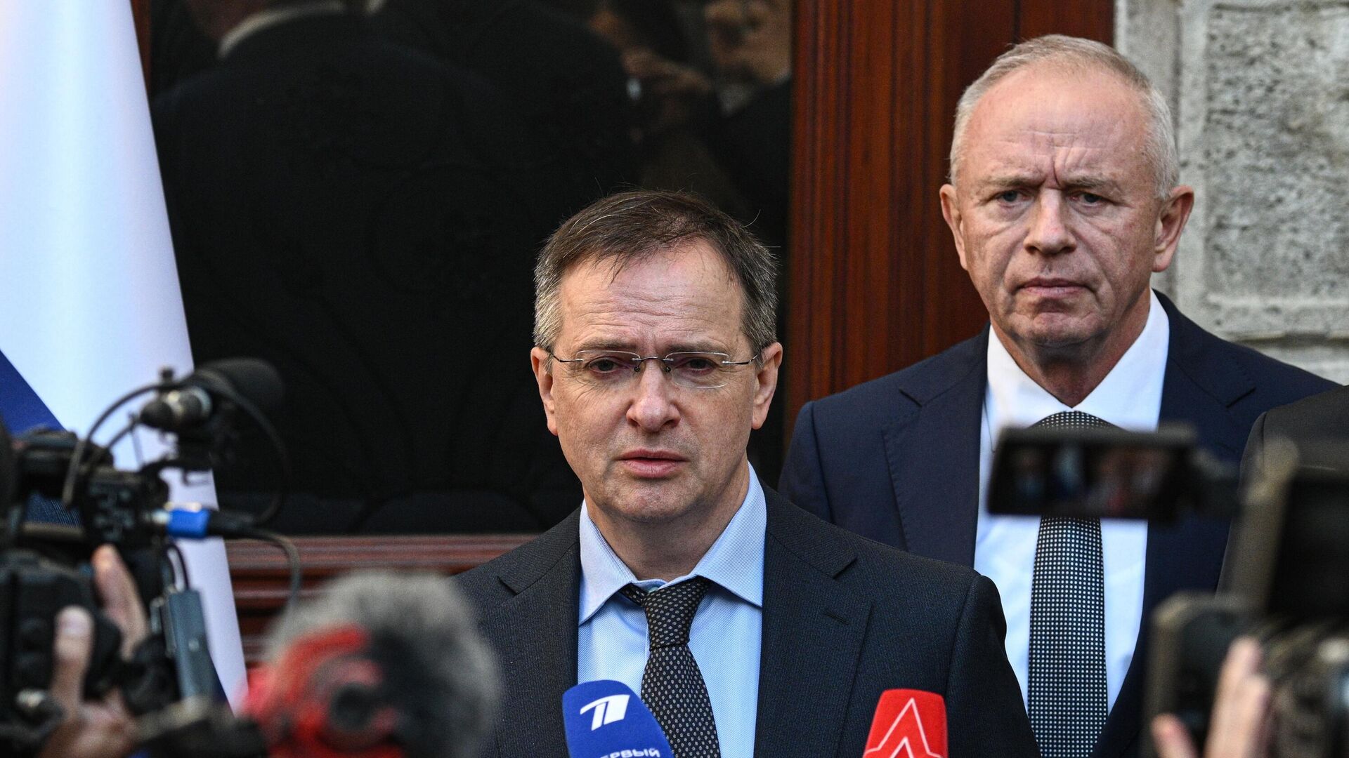 Владимир Мединский общается с журналистами в Стамбуле - ПРАЙМ, 1920, 23.07.2025