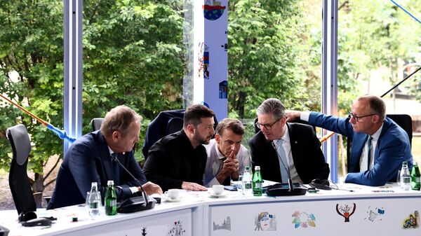 Дональд Туск, Владимир Зеленский, Эмманюэль Макрон и Кир Стармер на саммите Европейского политического сообщества в Тиране. 16 мая 2025