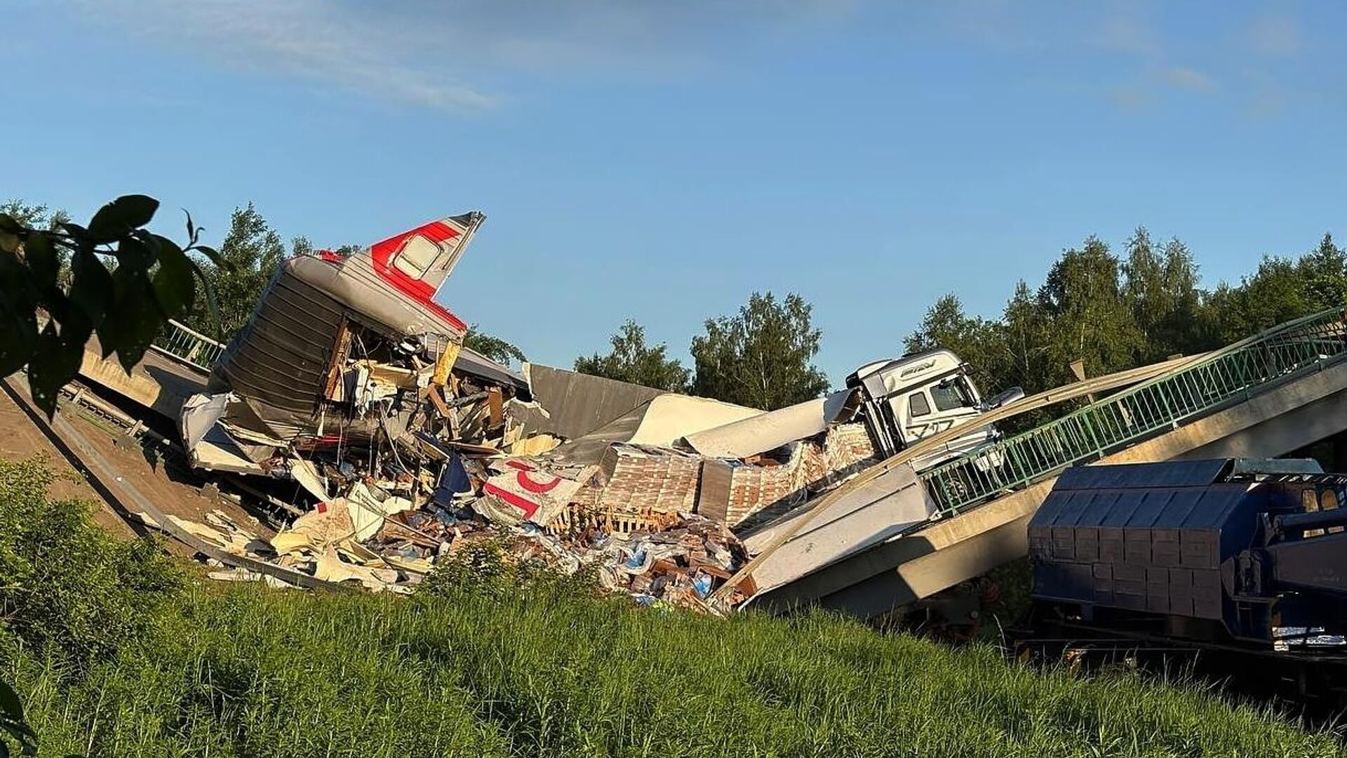 Обрушение моста на пассажирский поезд в Брянской области - ПРАЙМ, 1920, 01.06.2025