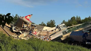 Обрушение моста на пассажирский поезд в Брянской области