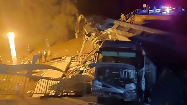 Обрушение моста на пассажирский поезд в Брянской области