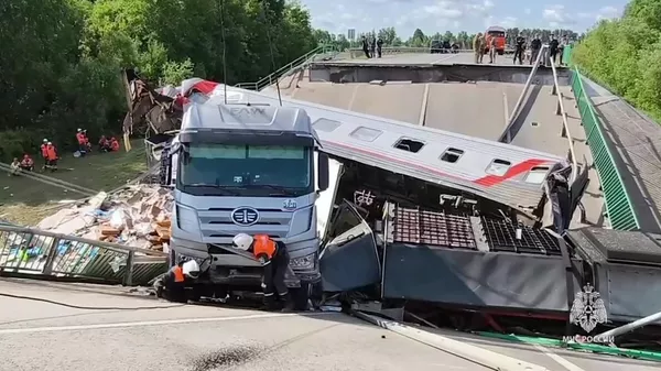 Обрушение моста на пассажирский поезд в Брянской области