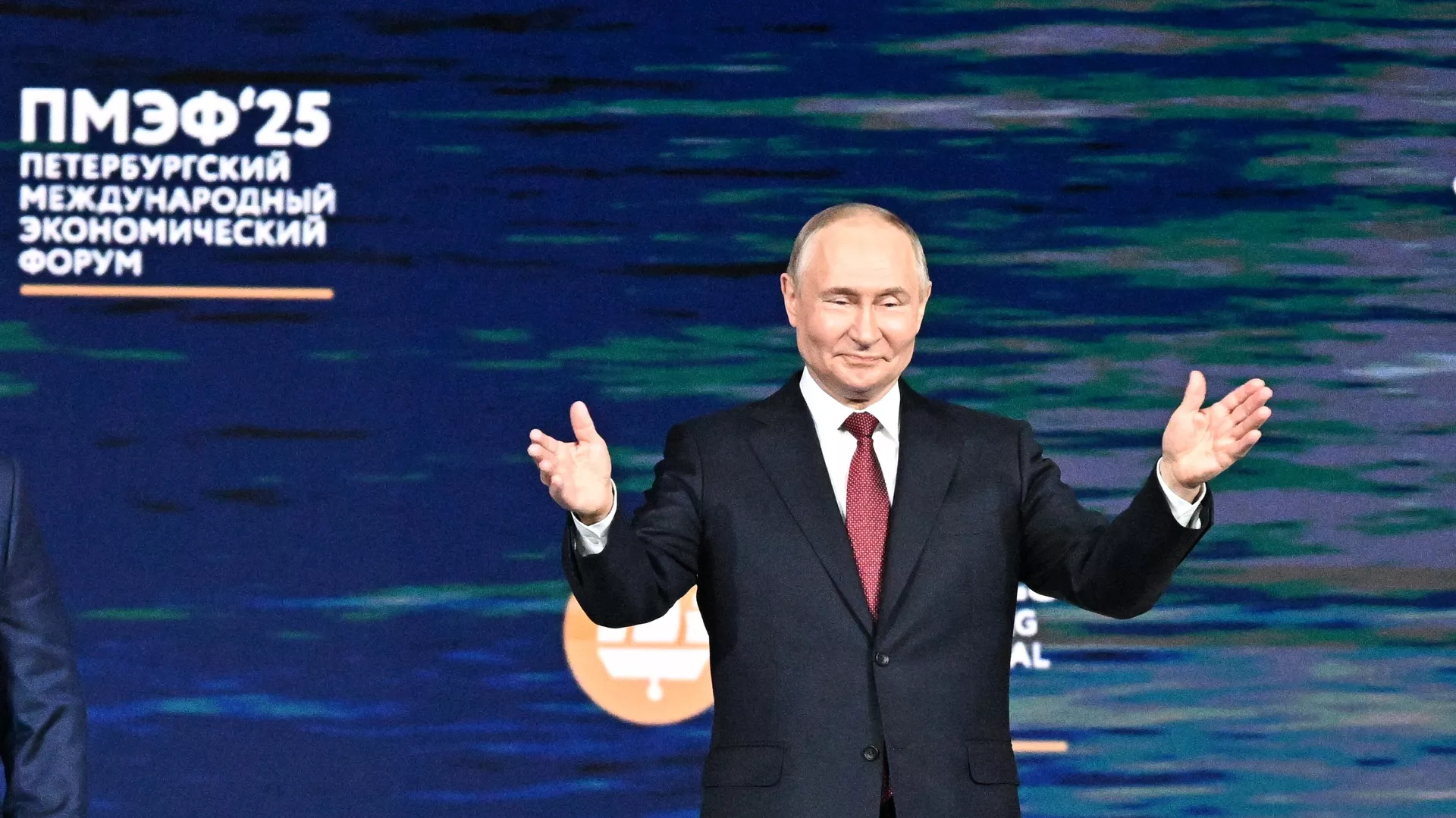 Президент РФ Владимир Путин на пленарное заседании XXVIII Петербургского международного экономического форума. - ПРАЙМ, 1920, 20.06.2025