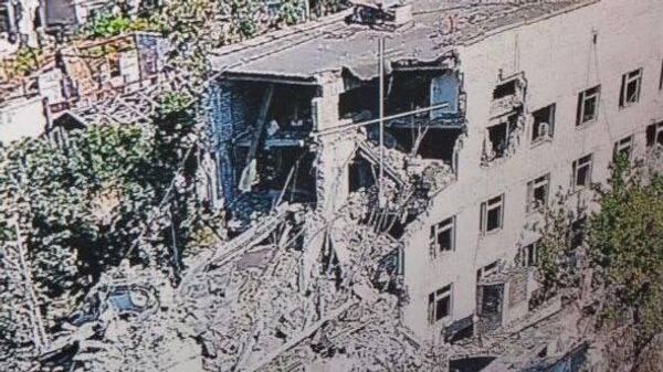 Разрушенный от удара ВСУ пятиэтажный дом в Алешках, Херсонская область