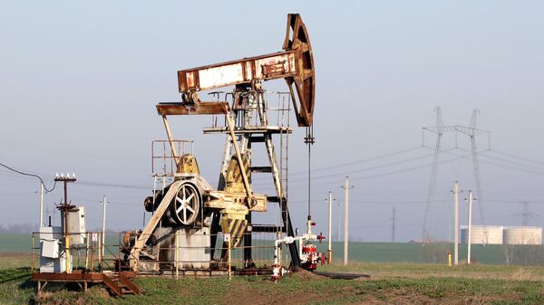 Нефтяной станок-качалка на Абино-Украинском нефтегазовом месторождении в Краснодарском крае